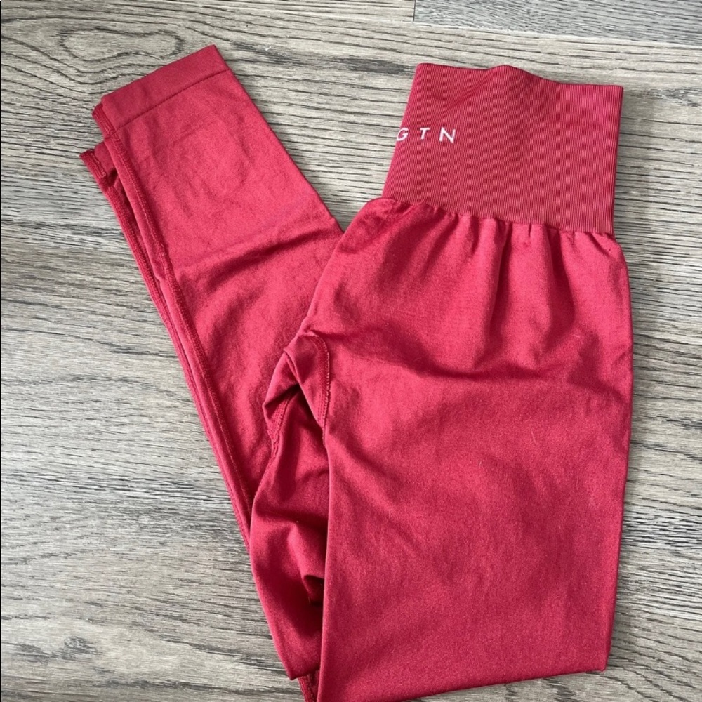NVGTN Carmine Solid Seamless Leggings